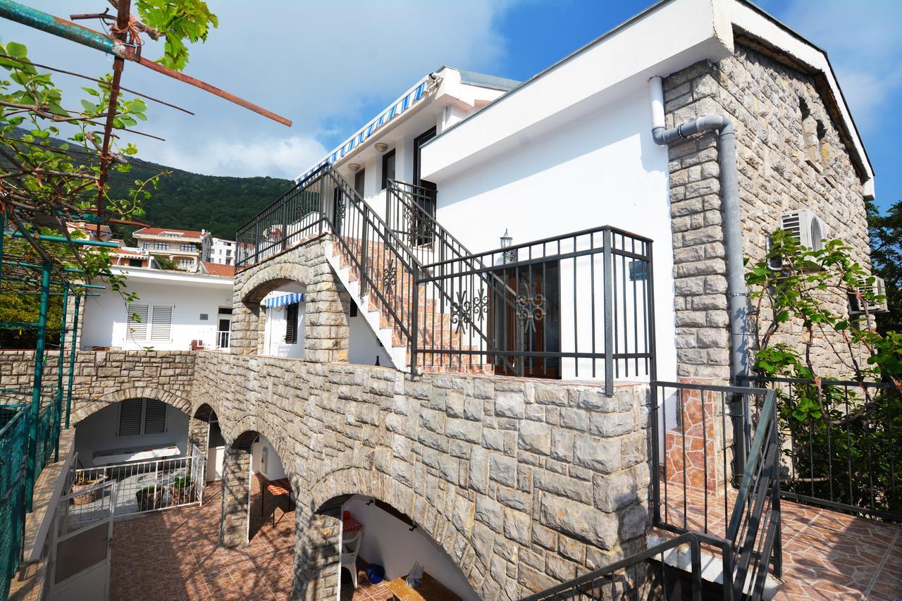 Apartments Jovana Petrovac Екстер'єр фото