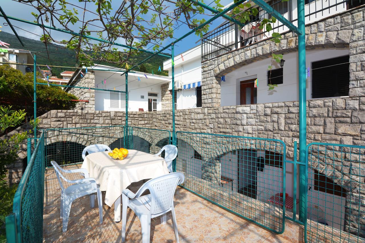 Apartments Jovana Petrovac Екстер'єр фото